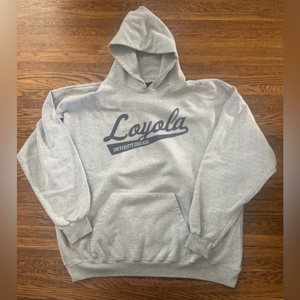 #560 LOYOLA UNIVERSITY CHICAGO Hoodie. Nice and thick hoodie